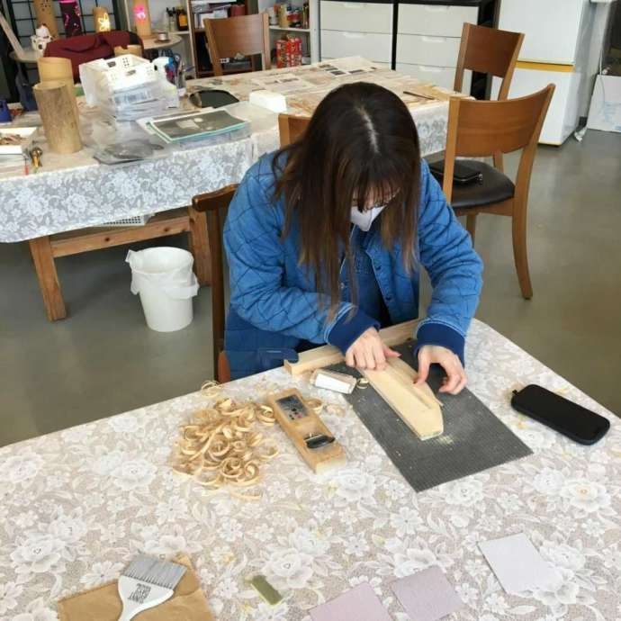 「竹灯籠工房」の体験教室で竹箸を制作中の女性（その1）