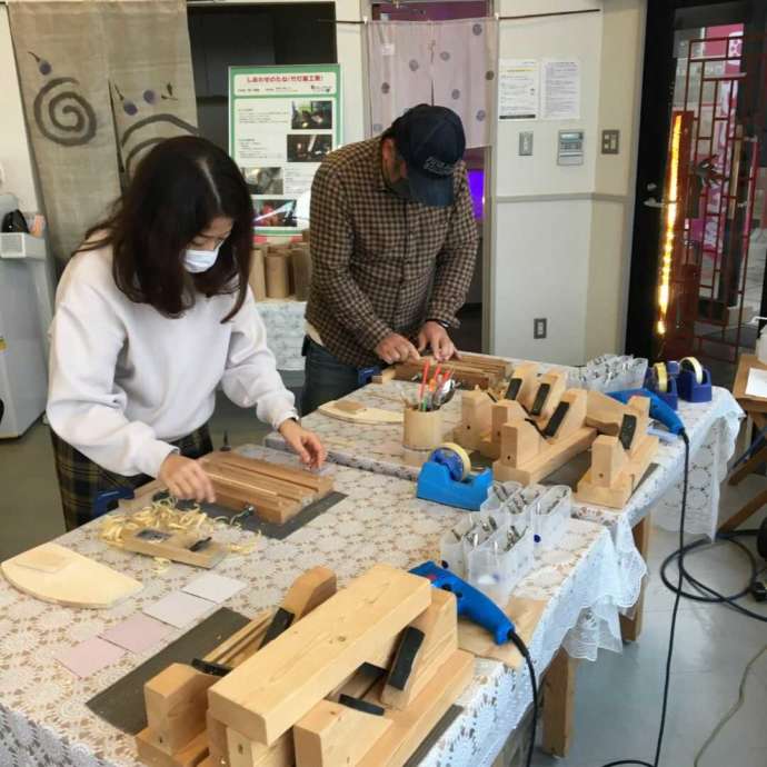 「竹灯籠工房」の体験教室で竹箸を制作中のカップル