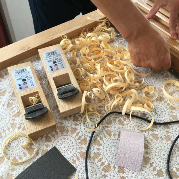 「竹灯籠工房」の体験教室で竹箸を制作中の一コマ（素材をカンナがけ）