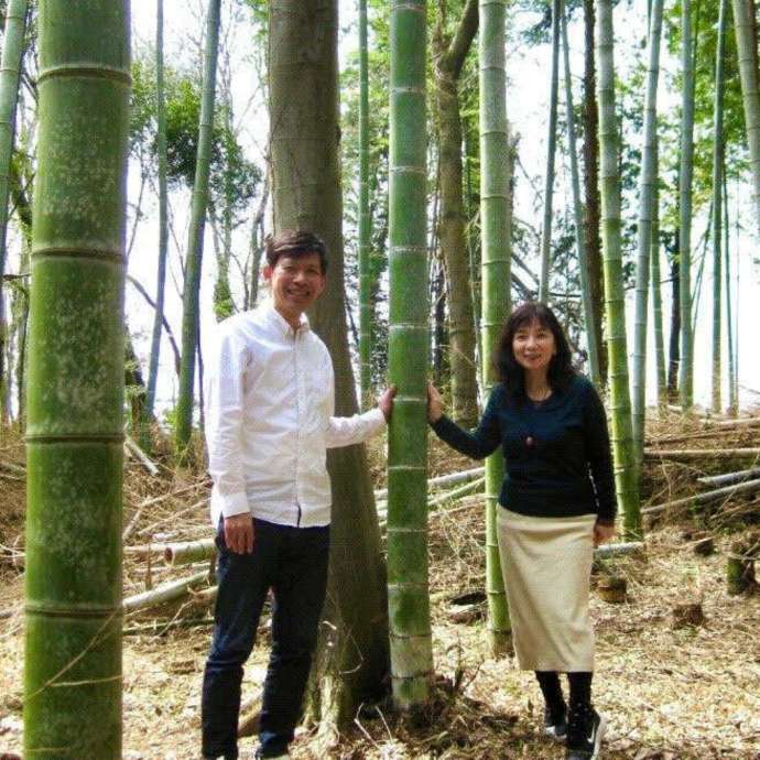素材の竹を採取する「竹灯籠工房」講師の森下さんと洋子さん