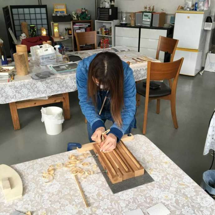 「竹灯籠工房」の体験教室で竹箸を制作中の女性（その2）