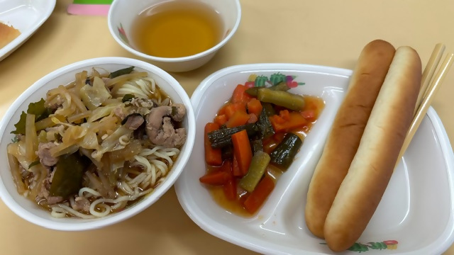 愛知県武豊町の保育園で自園調理された麺料理などの給食の写真