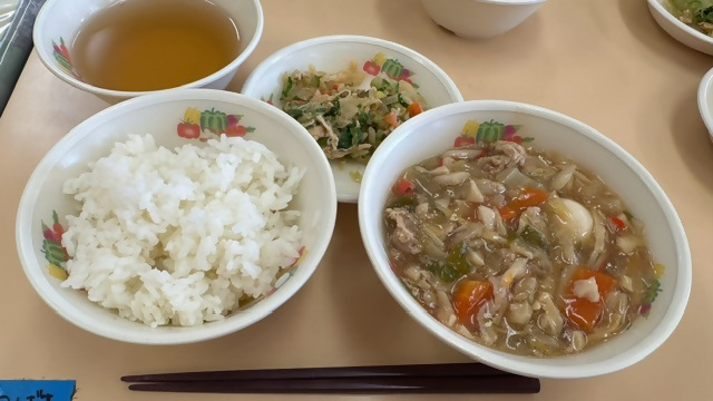 愛知県武豊町の保育園で自園調理された八宝菜などの給食の写真
