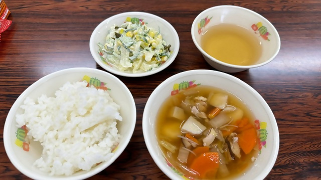 愛知県武豊町の保育園で自園調理されたサラダなどの給食の写真