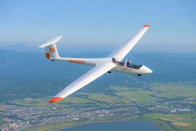 たきかわスカイパークのグライダーが空を飛んでいる写真