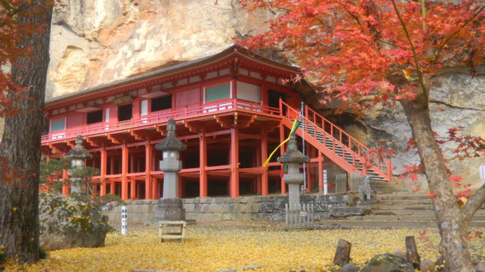 達谷窟毘沙門堂の秋の風景