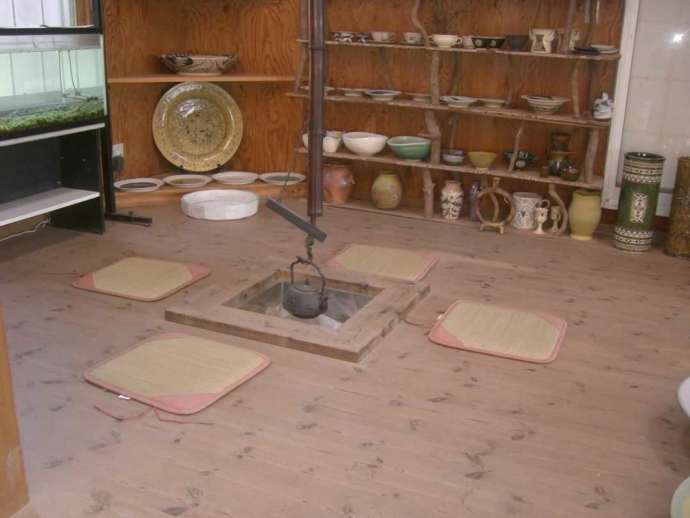 陶工房たまどろの囲炉裏がある板の間