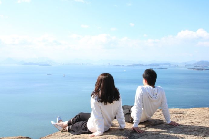 王子が岳から瀬戸内海の風景を眺めるカップル