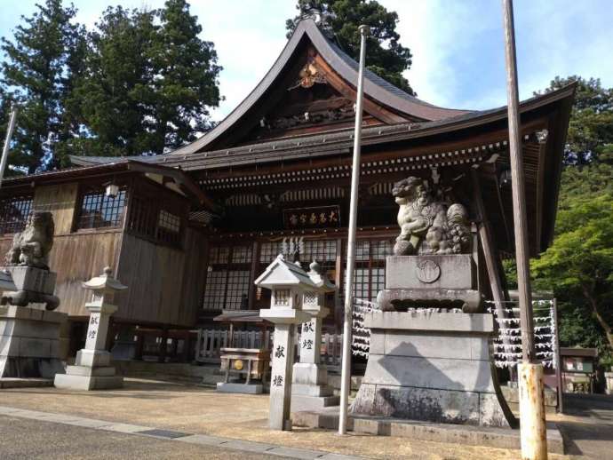 田村神社の拝殿前
