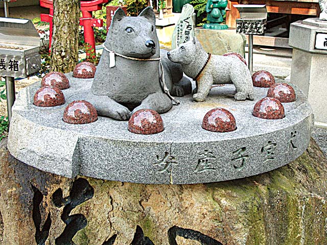 讃岐國一宮田村神社の境内にある安産子宝犬の石像
