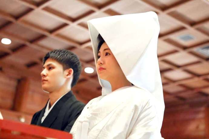 讃岐國一宮田村神社の神前式で真剣な表情の新郎新婦