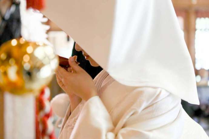 讃岐國一宮田村神社の神前式の三三九度で盃を持つ新婦