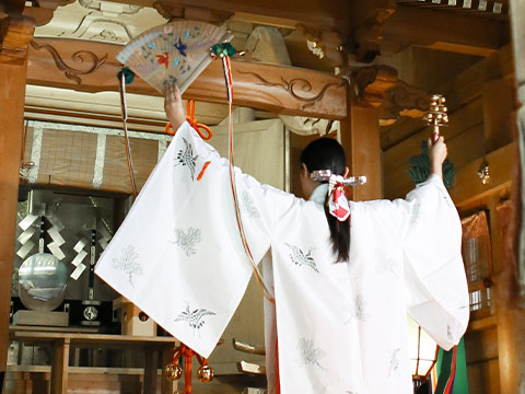 讃岐國一宮田村神社の神前式で奉納される神楽