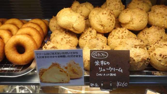 福岡県北九州市の「旦過市場」で売られている米粉のシュークリーム