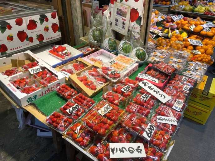 福岡県北九州市の「旦過市場」で売られているいちご