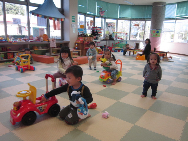 鹿児島県垂水市の子育て支援センターで遊ぶ子どもたち