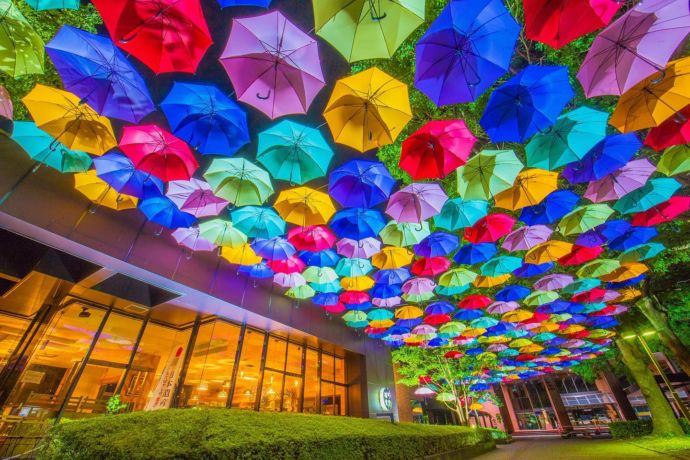 「城町アンブレラスカイプロジェクト」の、たくさんの傘で彩られた市役所敷地