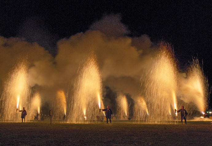 「館林手筒花火大会」で手筒花火を持つ人々