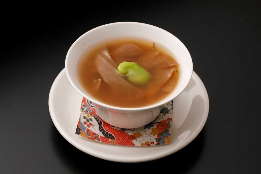 たつみ寿司で人気の「フカヒレの茶碗蒸し」