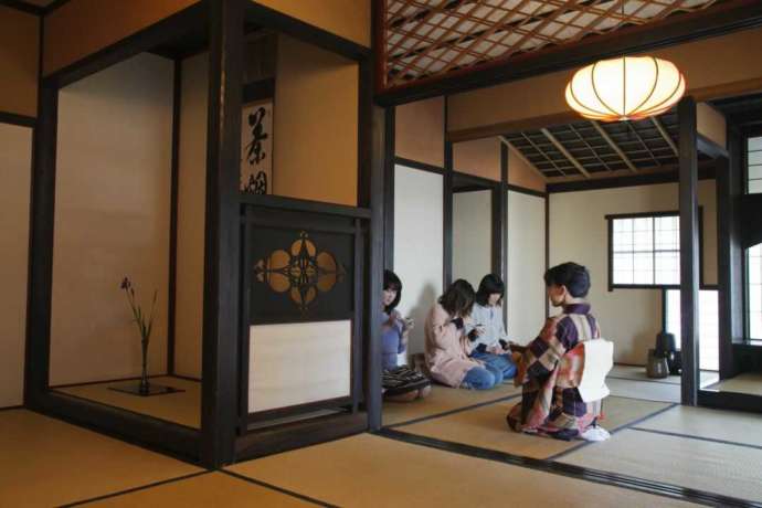 静岡県島田市にある「ふじのくに茶の都ミュージアム」での茶道体験の様子