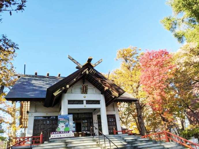 手稲神社の秋の社殿