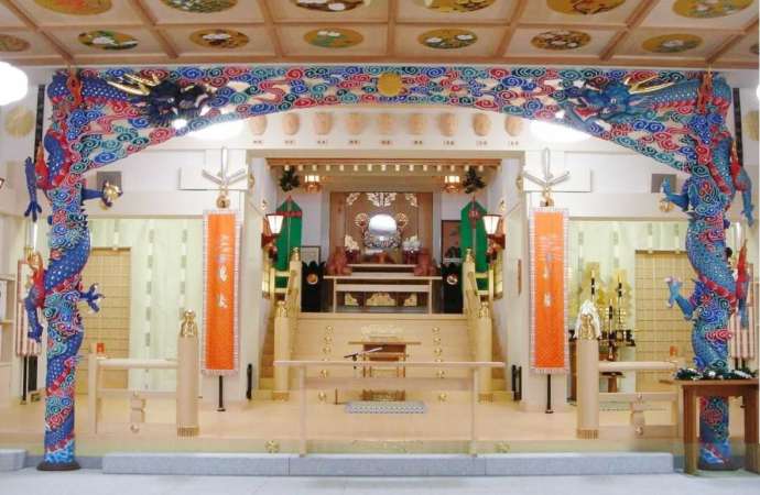 手稲神社殿内の龍柱