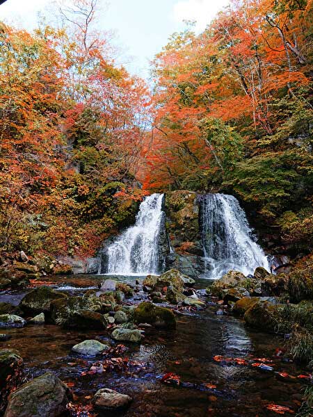 天栄村にある「明神滝」の秋風景