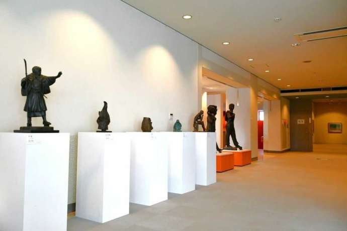 「天童市美術館」2階の廊下に展示される彫刻（佐藤助雄作品）