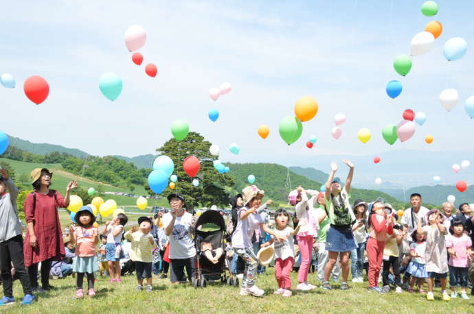 天童高原で開催されているイベントに参加する親子の様子