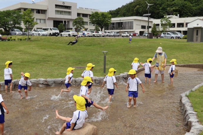 天栄村の子どもたちが川で遊ぶようす