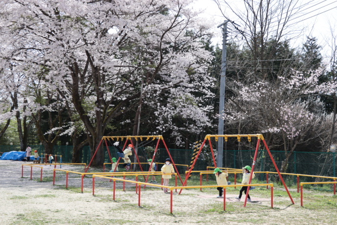 天栄村の子どもたちが公園で遊んでいるようす