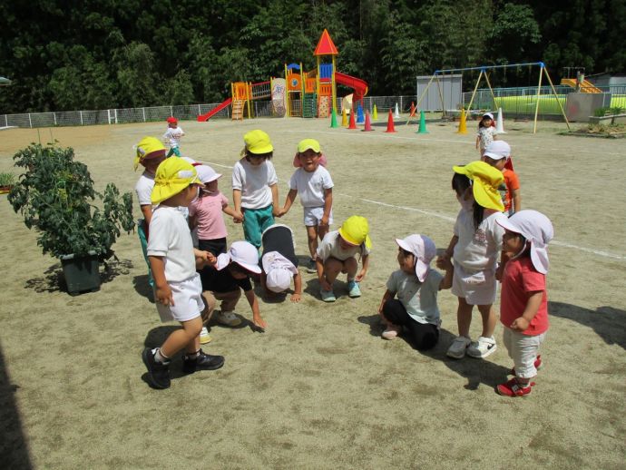 天川村の保育園・幼稚園で遊ぶ子どもだち