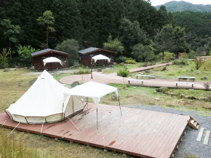 「鳥の巣ロッジ」の宿泊も可能なテントとロッジの外観