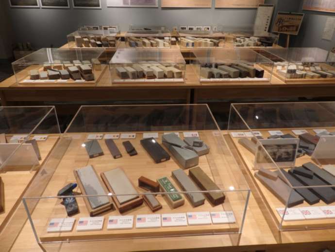 「天然砥石館」内部で世界中の天然砥石が常設展示される様子（その3）