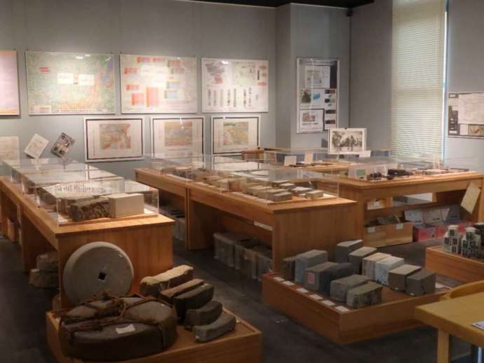 「天然砥石館」内部で世界中の天然砥石が常設展示される様子（その1）
