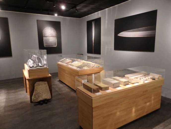 「天然砥石館」内部で世界中の天然砥石が常設展示される様子（その2）