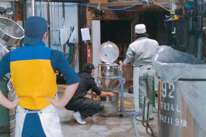 板倉酒造の職人たちが洗米作業を行っているところ