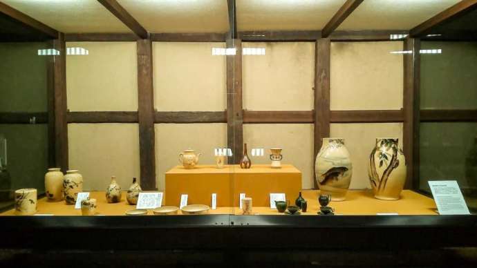 「手錢美術館」の常設展示室に展示中の明治期の布志名焼