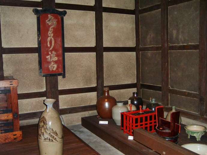「手錢美術館」に収蔵・展示される江戸期の看板と造り酒屋時代の道具類