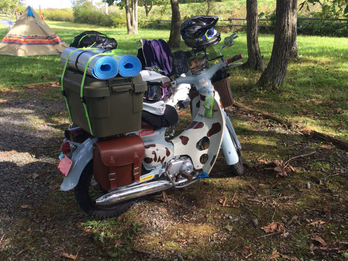 築拓キャンプ場に停められたキャンプ用品を積んだバイク