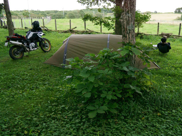築拓キャンプ場でくつろぐバイクキャンパー