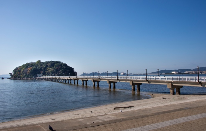 愛知県蒲郡市の本土から「竹島」を望む