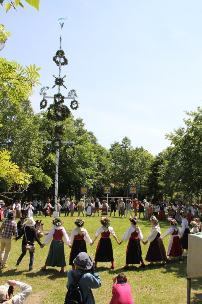 北海道当別町で開催される夏至祭りで輪になり歌う様子