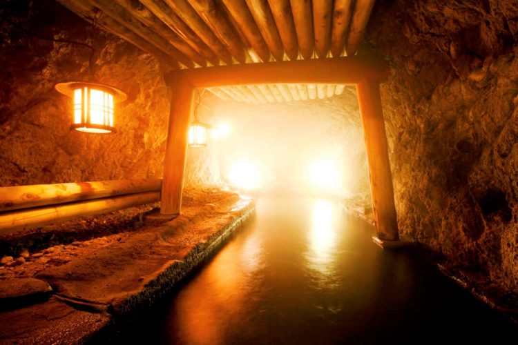 静岡県伊豆市にある牧水荘土肥館の洞窟温泉