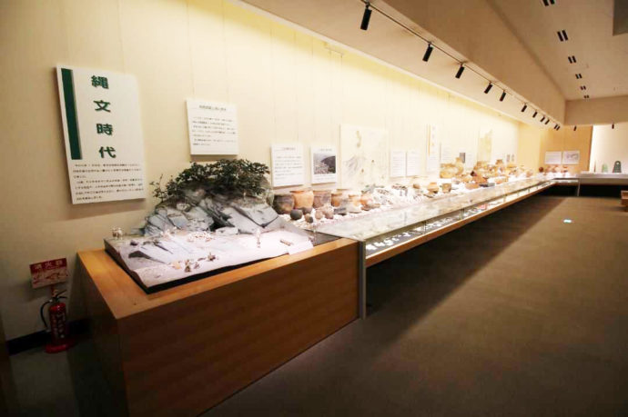 縄文時代の資料が並ぶ展示室