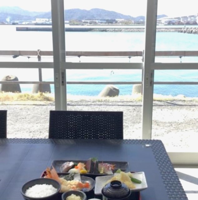 「徳島新鮮なっとく市」の併設レストラン「阿波の幸 和美彩美」のテラス席