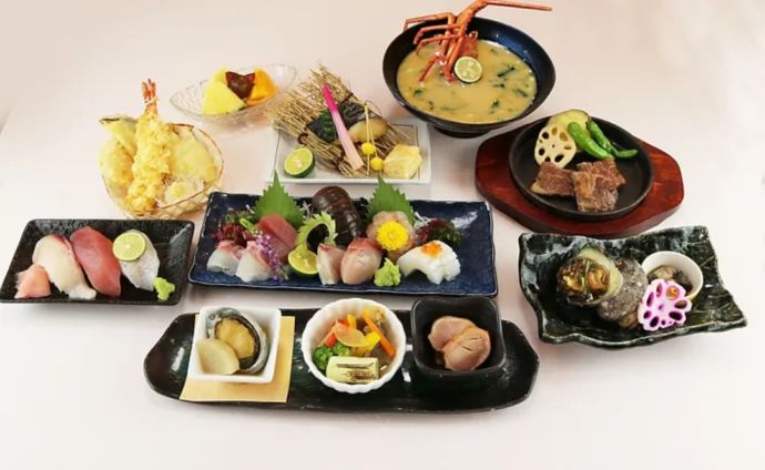 「徳島新鮮なっとく市」の併設レストラン「阿波の幸 和美彩美」で供される料理の一例