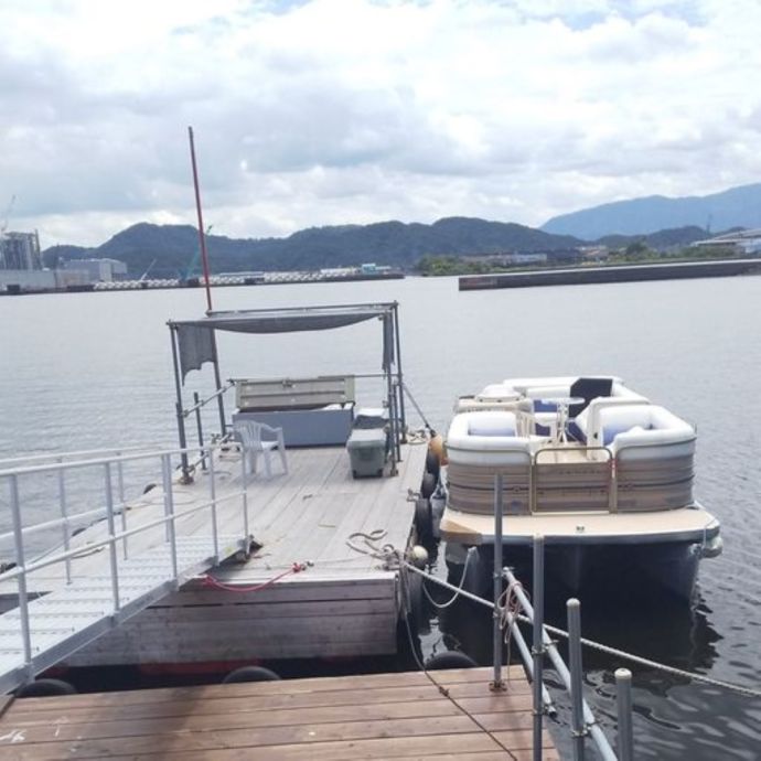 「徳島新鮮なっとく市」から出発するクルージング船