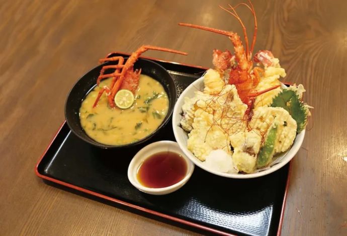 「徳島新鮮なっとく市」の併設レストラン「阿波の幸 和美彩美」で供される伊勢海老天丼