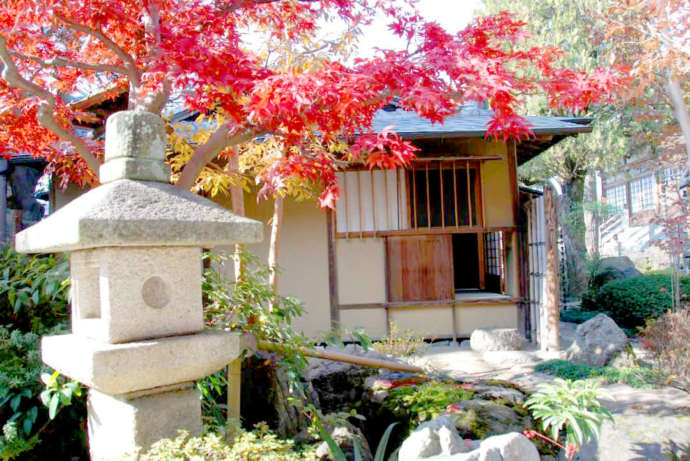 徳蔵寺敷地内にある虚心庵という茶室の写真